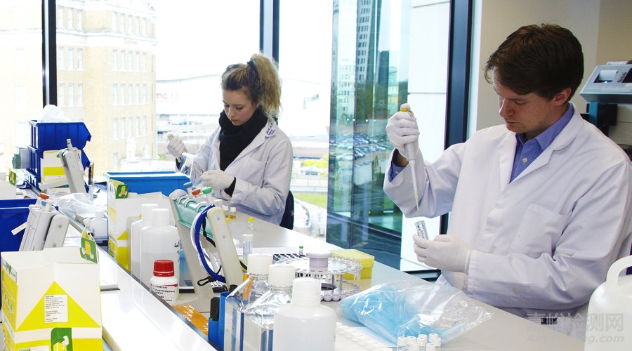 实验室是如何检测润滑油中的水