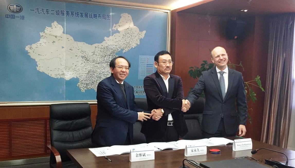 宜特董事长余维斌、德凯东亚区域主席Stan Zurkiewicz与一汽汽贸董事长宋永久、总经理曾志雄出席签约仪式